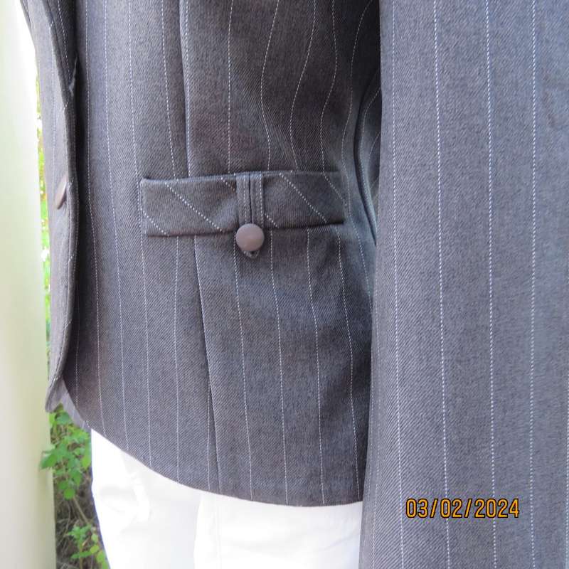 Charming pebble grey long sleeve tailored polyester 2 button jacket. Cloverleaf collar.KELSO size 34