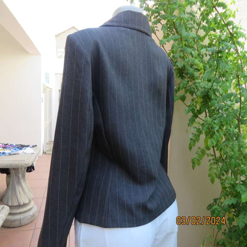 Charming pebble grey long sleeve tailored polyester 2 button jacket. Cloverleaf collar.KELSO size 34