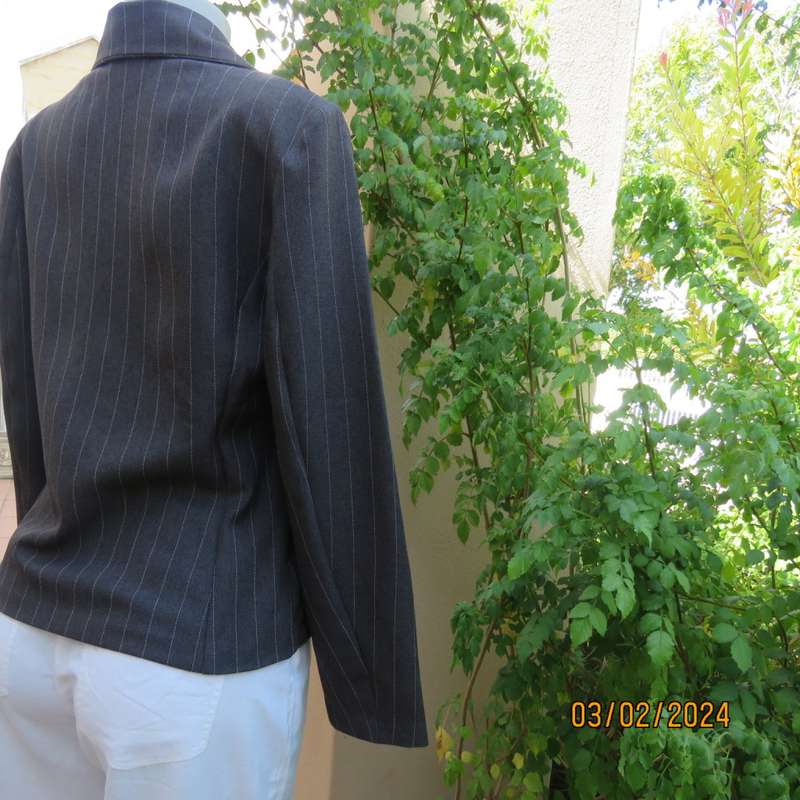 Charming pebble grey long sleeve tailored polyester 2 button jacket. Cloverleaf collar.KELSO size 34