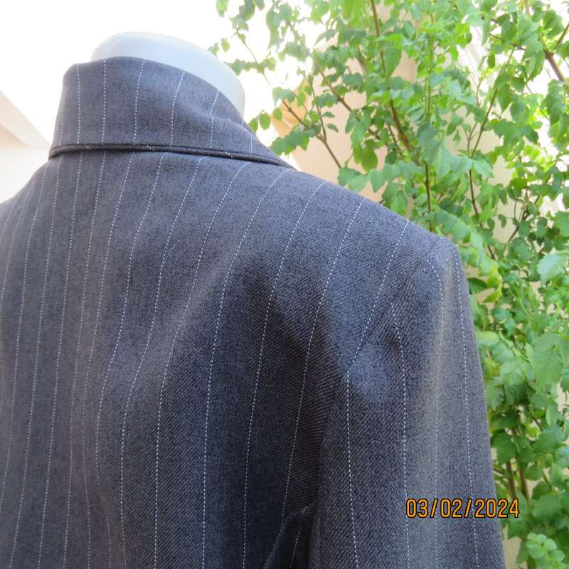 Charming pebble grey long sleeve tailored polyester 2 button jacket. Cloverleaf collar.KELSO size 34