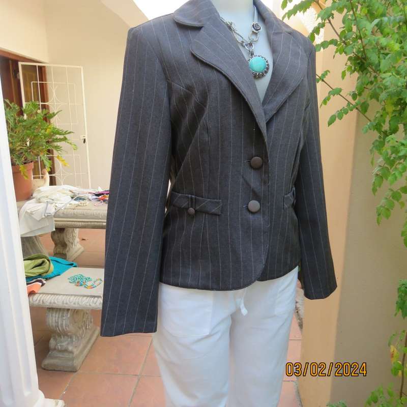 Charming pebble grey long sleeve tailored polyester 2 button jacket. Cloverleaf collar.KELSO size 34