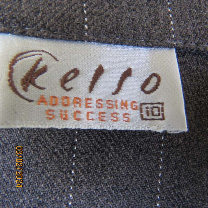 Charming pebble grey long sleeve tailored polyester 2 button jacket. Cloverleaf collar.KELSO size 34