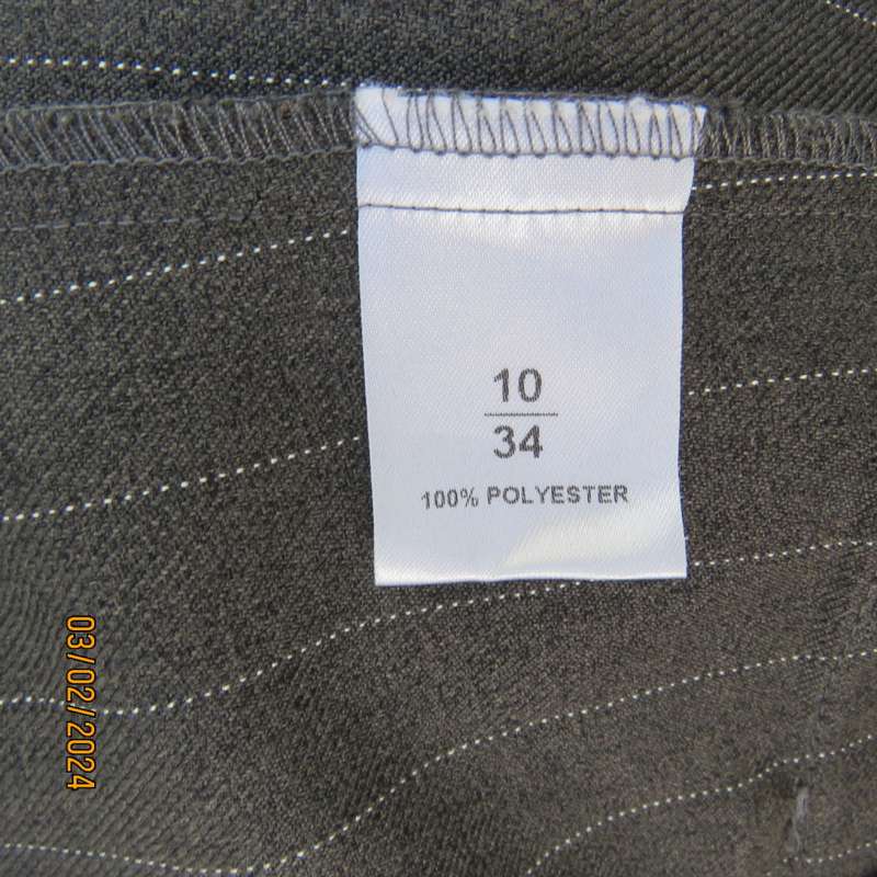 Charming pebble grey long sleeve tailored polyester 2 button jacket. Cloverleaf collar.KELSO size 34
