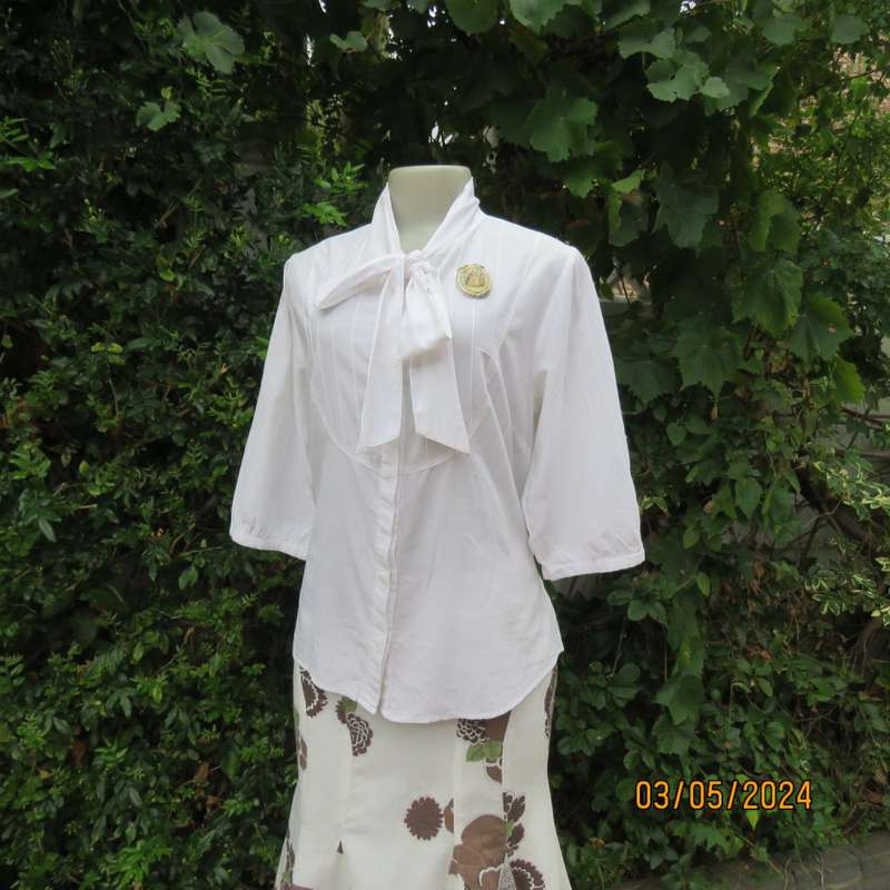 Chic white cotton top with bow collar and hidden button down front.Elbow sleeves. Size 38.As new.