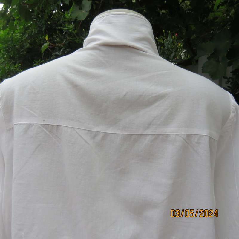Chic white cotton top with bow collar and hidden button down front.Elbow sleeves. Size 38.As new.