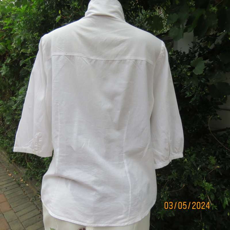 Chic white cotton top with bow collar and hidden button down front.Elbow sleeves. Size 38.As new.