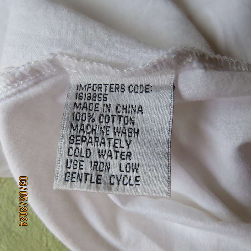 Chic white cotton top with bow collar and hidden button down front.Elbow sleeves. Size 38.As new.