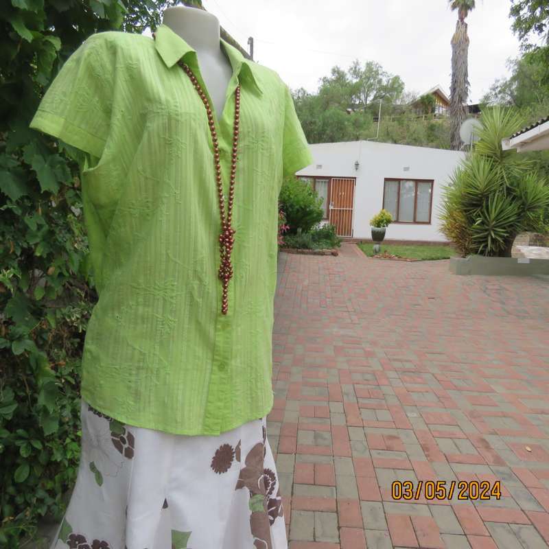 Stunning fresh green capped sleeve top with lurex and embroidery by MILADY`S size 44. As new.