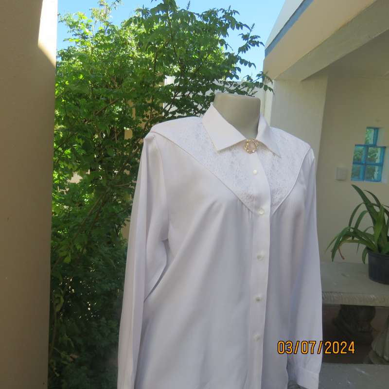Beautiful white vintage long sleeve blouse by FASHIONETTE size 38. Lace bib on front. As new.