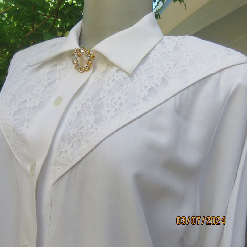 Beautiful white vintage long sleeve blouse by FASHIONETTE size 38. Lace bib on front. As new.