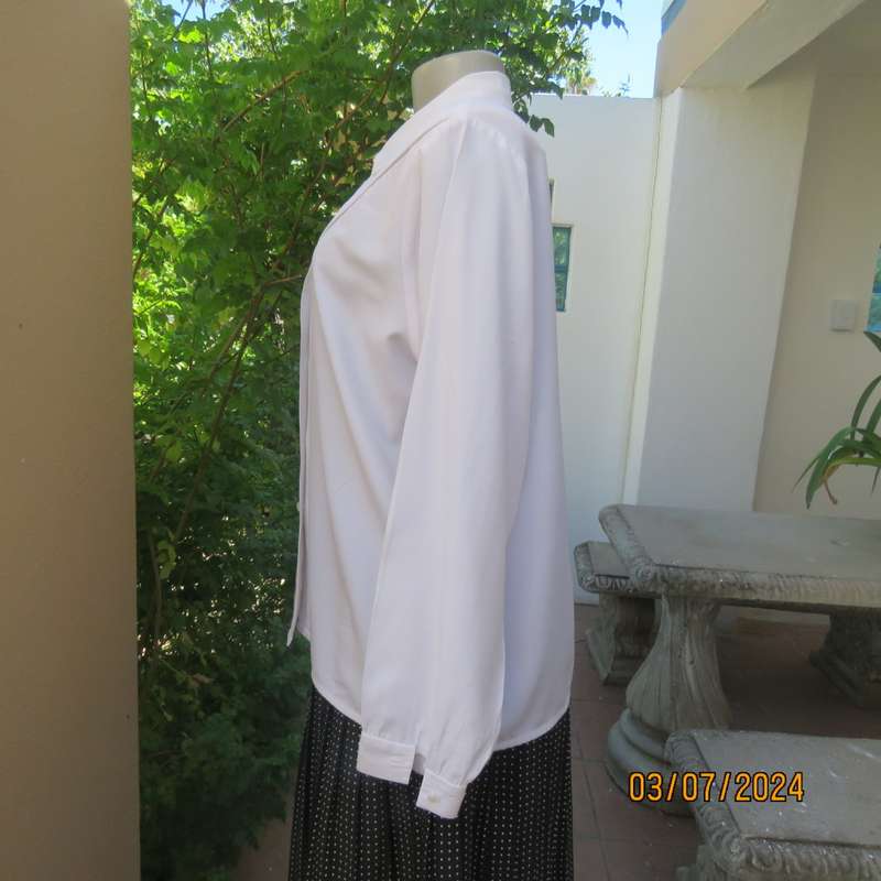 Beautiful white vintage long sleeve blouse by FASHIONETTE size 38. Lace bib on front. As new.