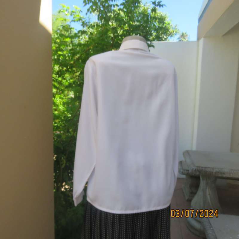 Beautiful white vintage long sleeve blouse by FASHIONETTE size 38. Lace bib on front. As new.