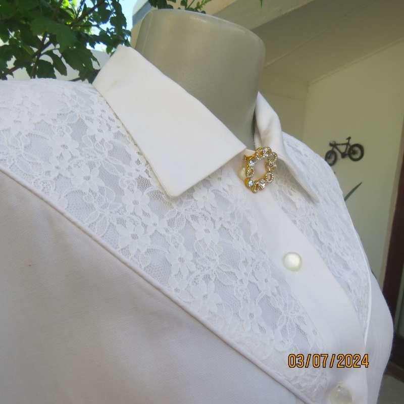 Beautiful white vintage long sleeve blouse by FASHIONETTE size 38. Lace bib on front. As new.