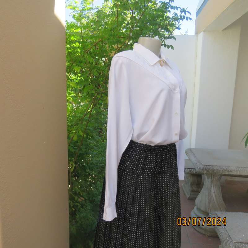 Beautiful white vintage long sleeve blouse by FASHIONETTE size 38. Lace bib on front. As new.