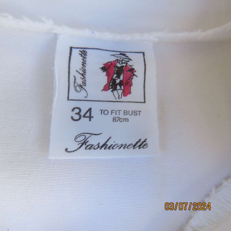 Beautiful white vintage long sleeve blouse by FASHIONETTE size 38. Lace bib on front. As new.