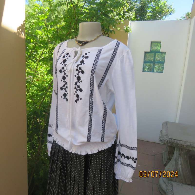Tasteful black floral embroidered white cotton long sleeve top size 36 by EDITION. As new condition.