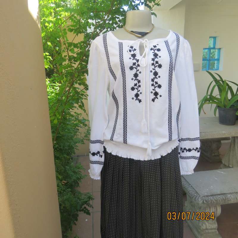 Tasteful black floral embroidered white cotton long sleeve top size 36 by EDITION. As new condition.