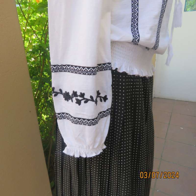 Tasteful black floral embroidered white cotton long sleeve top size 36 by EDITION. As new condition.