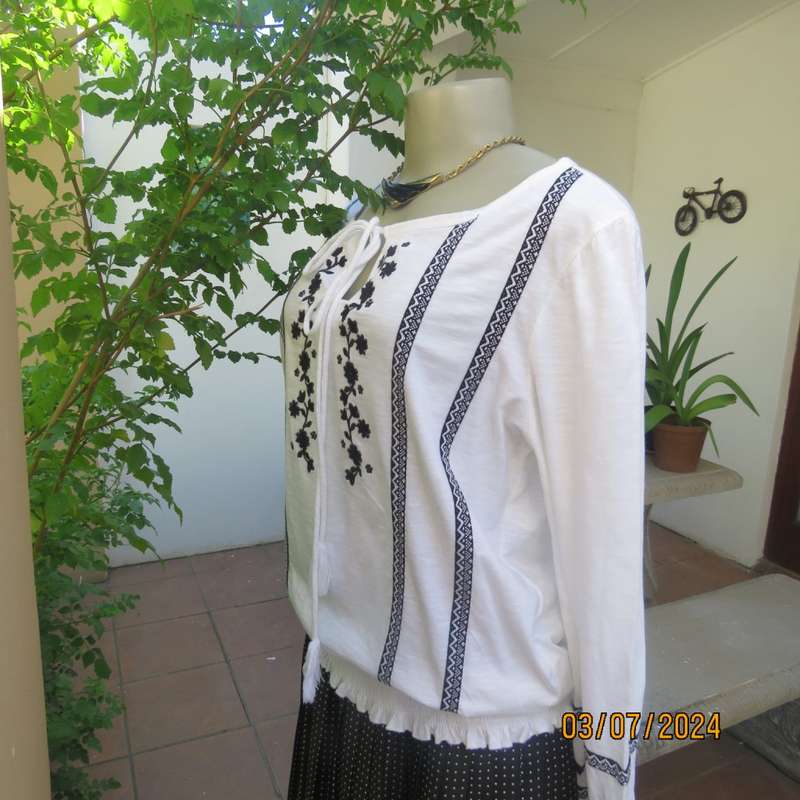 Tasteful black floral embroidered white cotton long sleeve top size 36 by EDITION. As new condition.