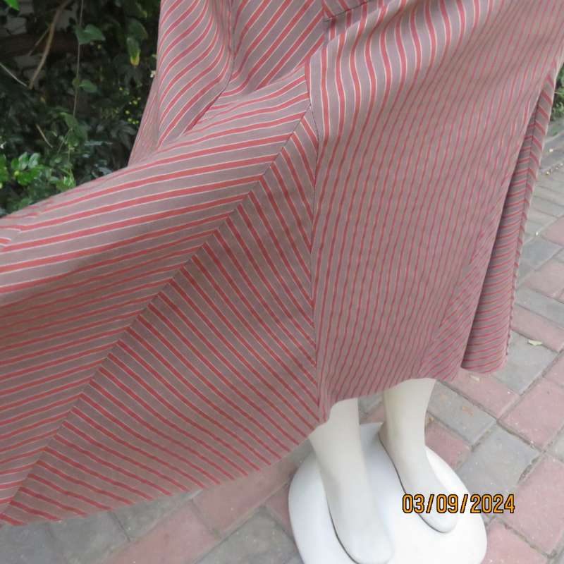 Unique paneled polycotton stretch gored skirt in light brown/rust/silver stripes. TRUWORTS size 42.