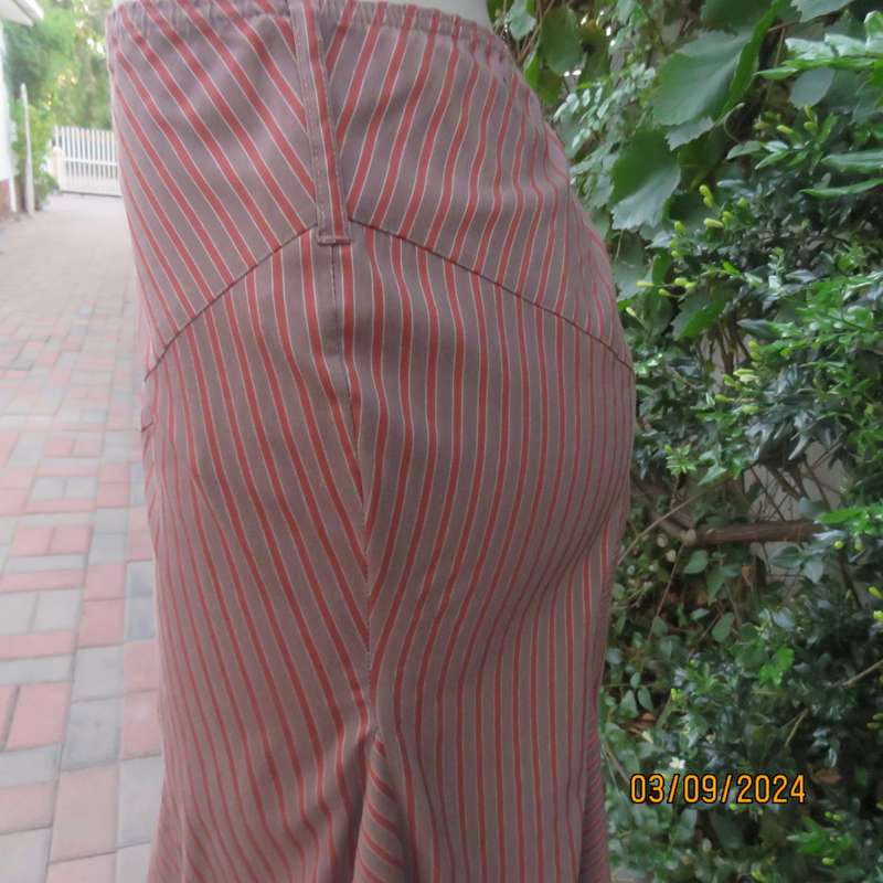 Unique paneled polycotton stretch gored skirt in light brown/rust/silver stripes. TRUWORTS size 42.