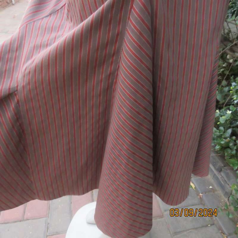 Unique paneled polycotton stretch gored skirt in light brown/rust/silver stripes. TRUWORTS size 42.