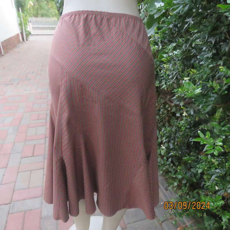 Unique paneled polycotton stretch gored skirt in light brown/rust/silver stripes. TRUWORTS size 42.