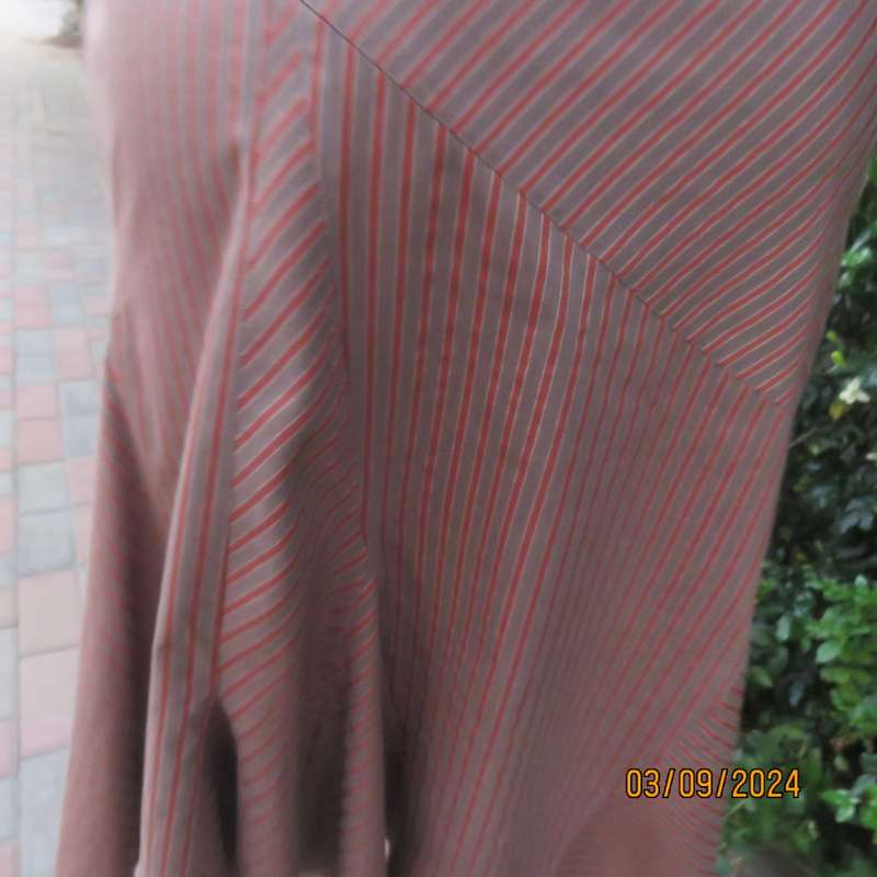 Unique paneled polycotton stretch gored skirt in light brown/rust/silver stripes. TRUWORTS size 42.
