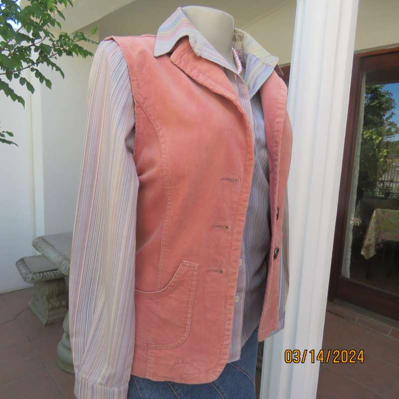 Corduroy stretch cotton styled salmon oink sleeveless waistcoat. Open collar. 2 pockets.Size 34/10