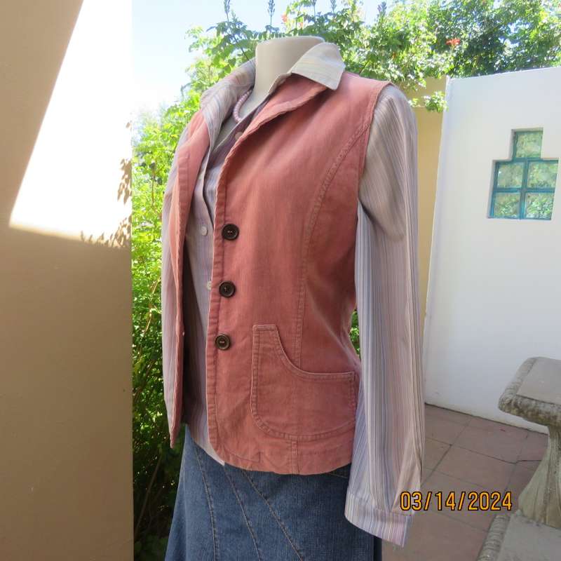 Corduroy stretch cotton styled salmon oink sleeveless waistcoat. Open collar. 2 pockets.Size 34/10