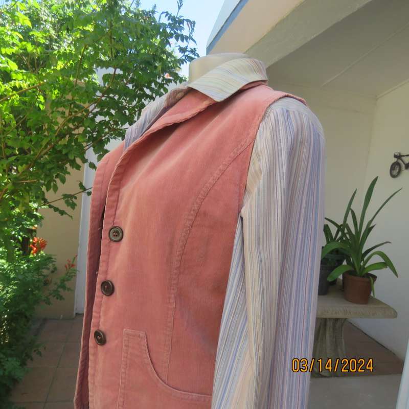 Corduroy stretch cotton styled salmon oink sleeveless waistcoat. Open collar. 2 pockets.Size 34/10