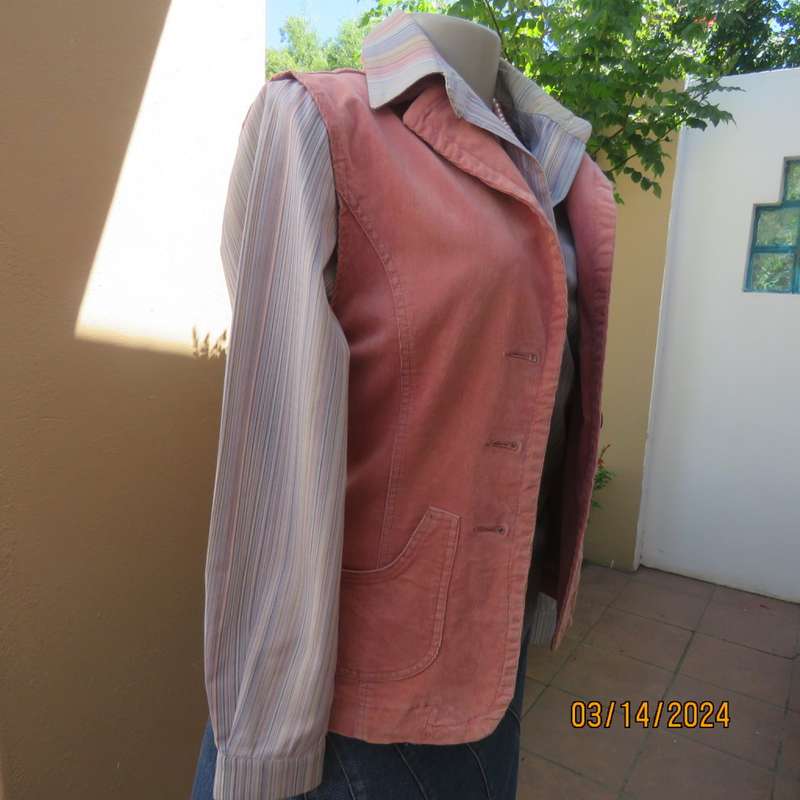Corduroy stretch cotton styled salmon oink sleeveless waistcoat. Open collar. 2 pockets.Size 34/10