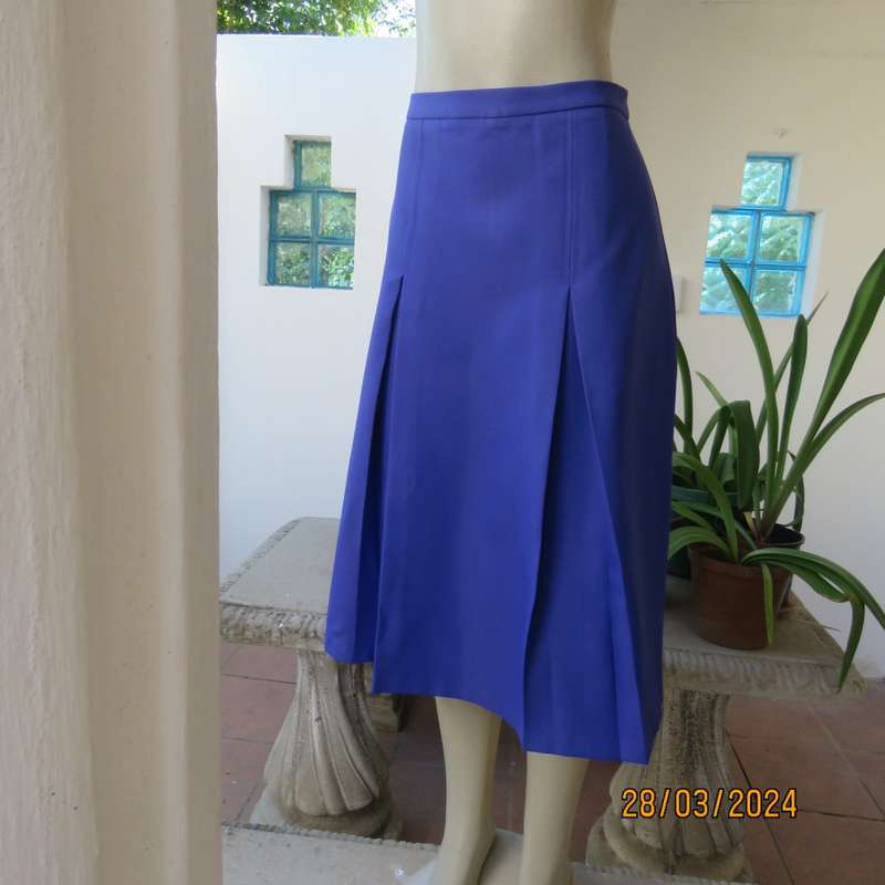 Smart, elegant vintage skirt in azure blue heavy polyester. Two front pleats. By SHAPERON.Size 40