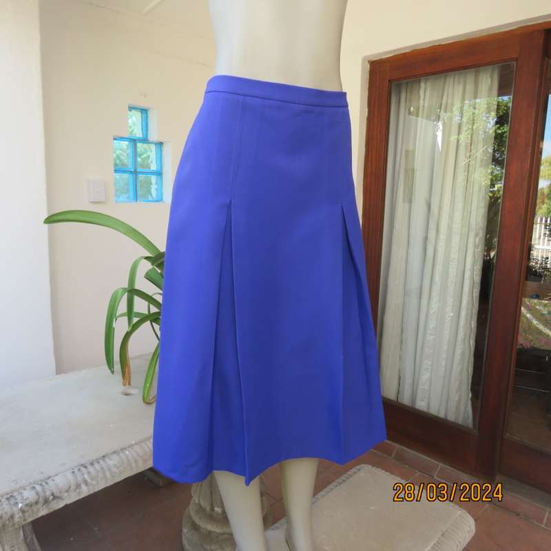Smart, elegant vintage skirt in azure blue heavy polyester. Two front pleats. By SHAPERON.Size 40