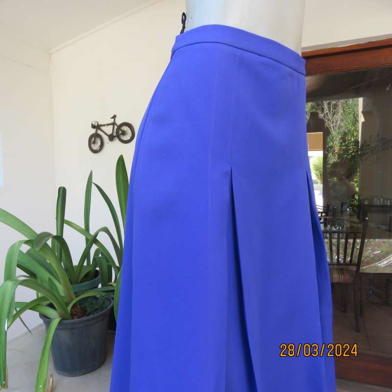 Smart, elegant vintage skirt in azure blue heavy polyester. Two front pleats. By SHAPERON.Size 40