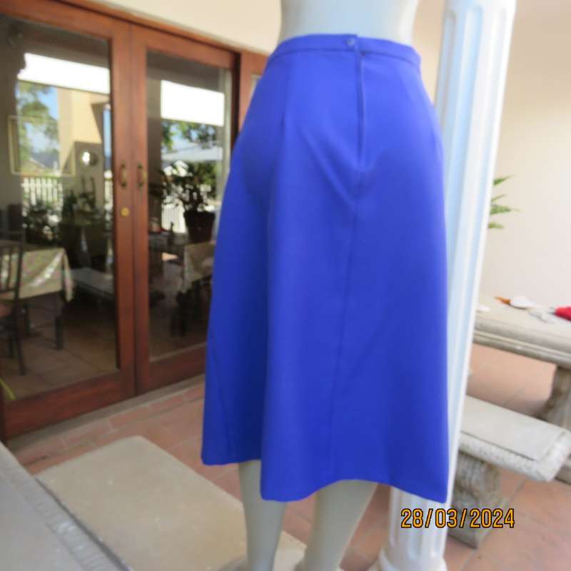 Smart, elegant vintage skirt in azure blue heavy polyester. Two front pleats. By SHAPERON.Size 40