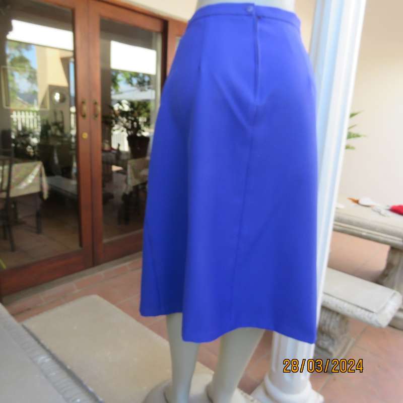 Smart, elegant vintage skirt in azure blue heavy polyester. Two front pleats. By SHAPERON.Size 40