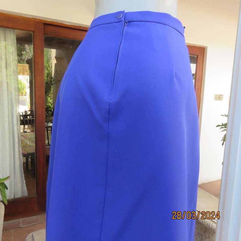 Smart, elegant vintage skirt in azure blue heavy polyester. Two front pleats. By SHAPERON.Size 40