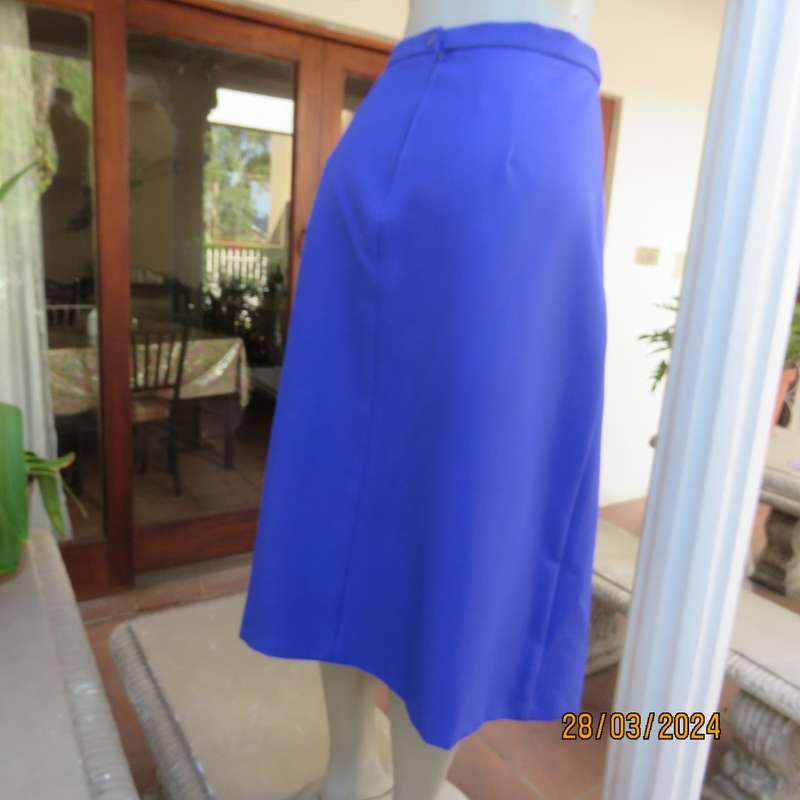 Smart, elegant vintage skirt in azure blue heavy polyester. Two front pleats. By SHAPERON.Size 40