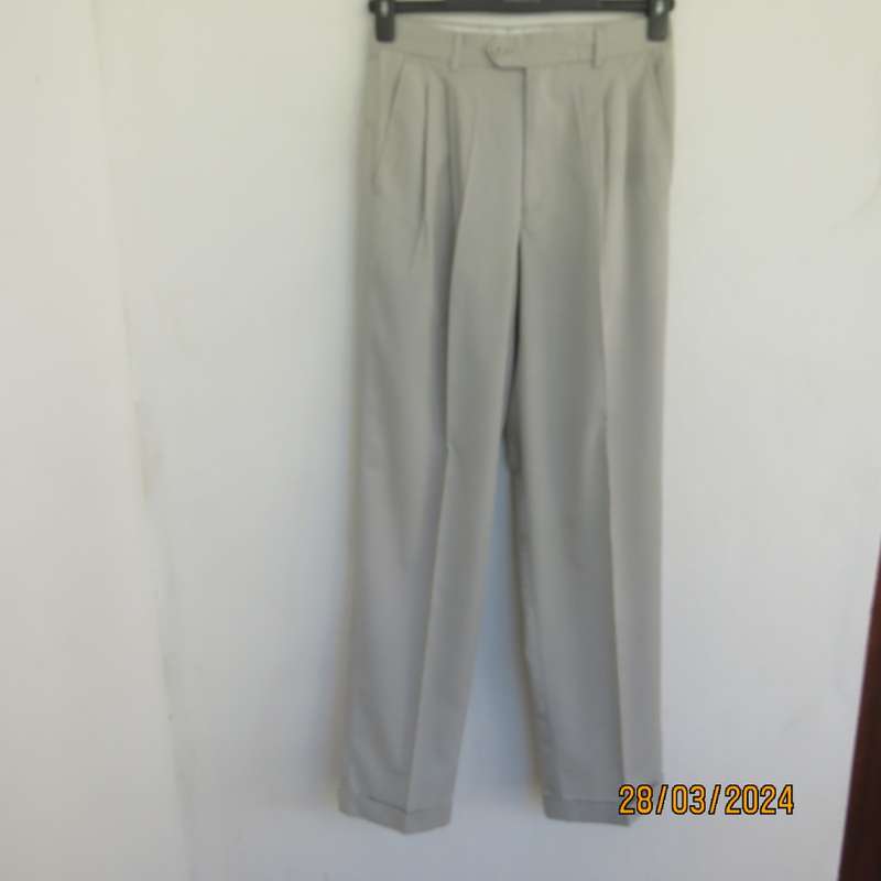 Very smart beige men`s pants with pleated front. Size 30 by ZEE`S Collection. New cond.