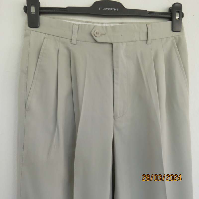 Very smart beige men`s pants with pleated front. Size 30 by ZEE`S Collection. New cond.
