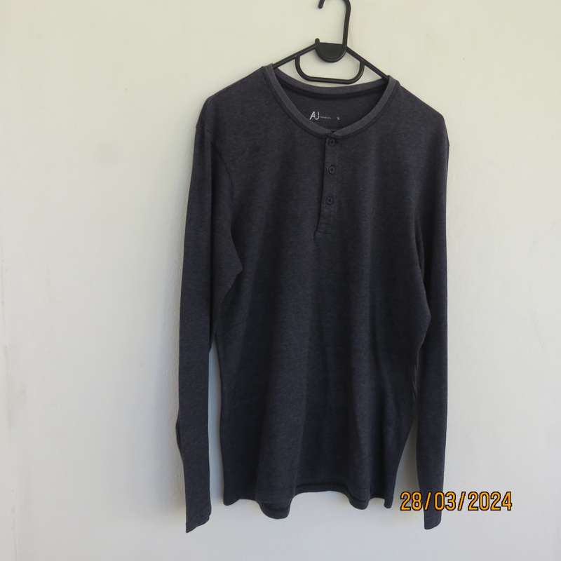 WOOLWORTHS warm dark denim blue long sleeve men`s top size Med. 3 button opening. As new.
