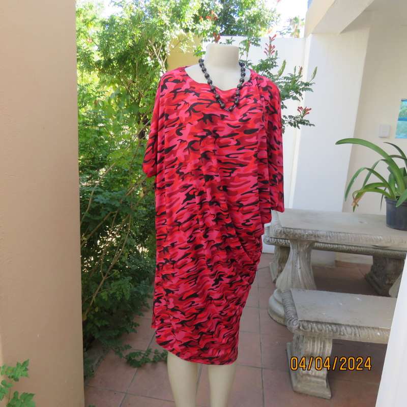 Go for effortless style in this slip over dress in medley of patterns in reds/black.Size 36/38.