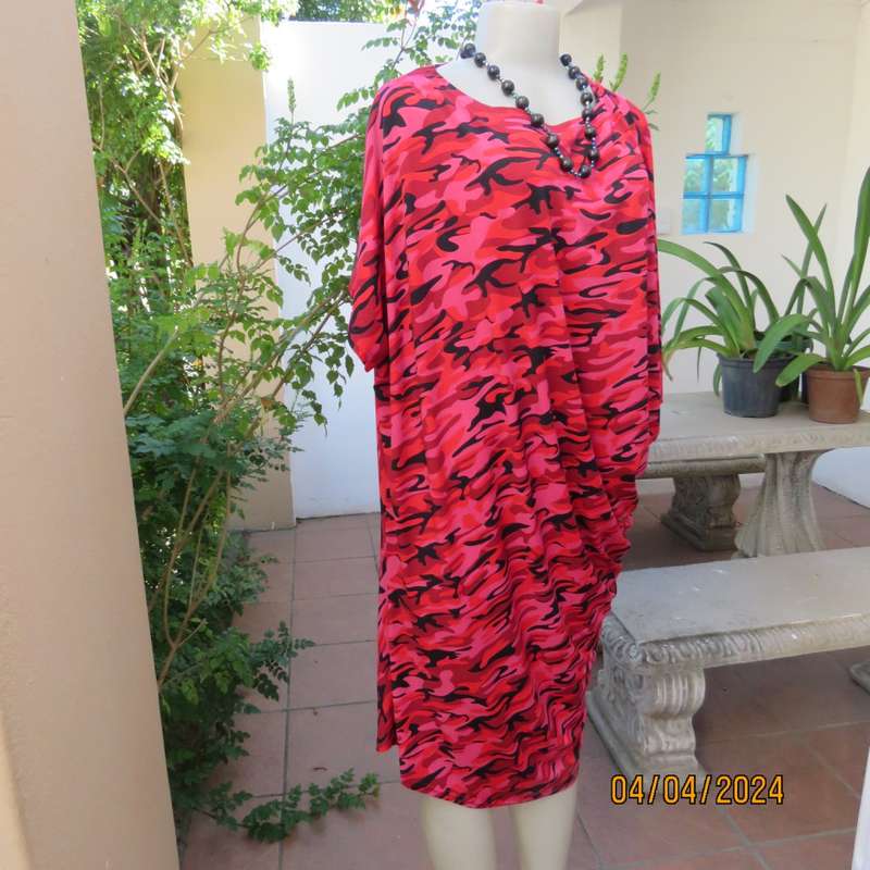 Go for effortless style in this slip over dress in medley of patterns in reds/black.Size 36/38.