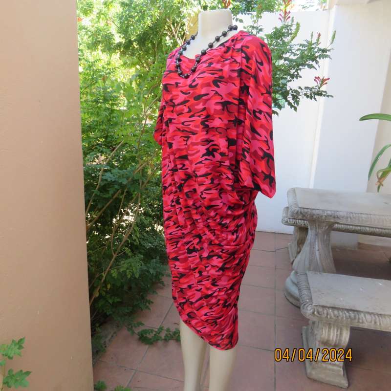 Go for effortless style in this slip over dress in medley of patterns in reds/black.Size 36/38.