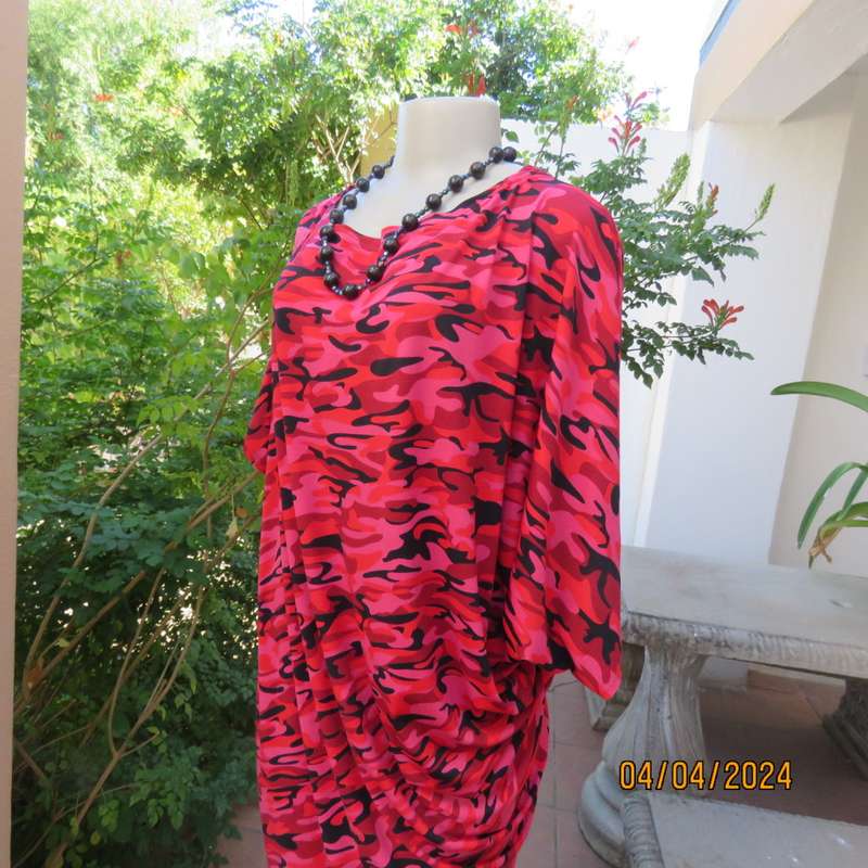 Go for effortless style in this slip over dress in medley of patterns in reds/black.Size 36/38.