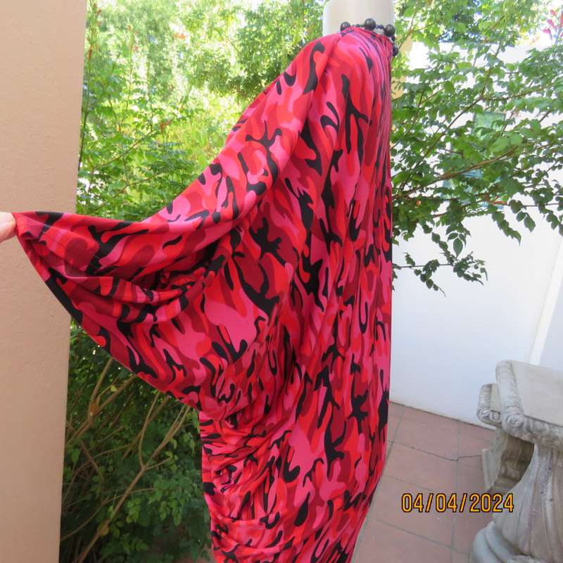 Go for effortless style in this slip over dress in medley of patterns in reds/black.Size 36/38.