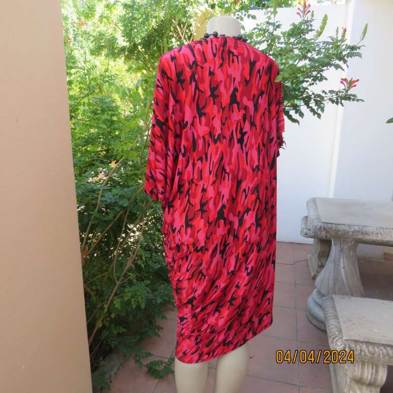 Go for effortless style in this slip over dress in medley of patterns in reds/black.Size 36/38.
