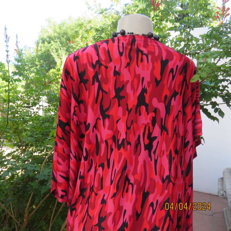 Go for effortless style in this slip over dress in medley of patterns in reds/black.Size 36/38.