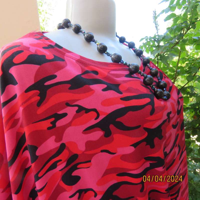 Go for effortless style in this slip over dress in medley of patterns in reds/black.Size 36/38.